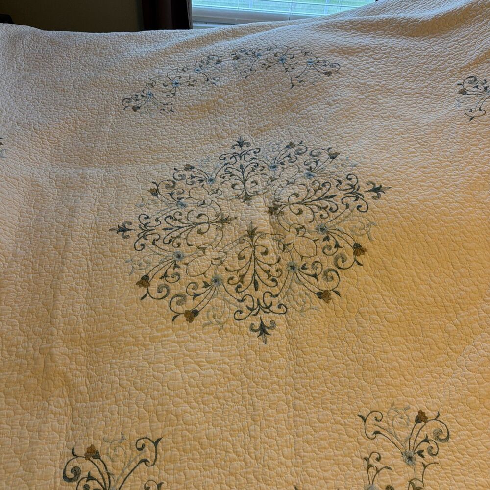 PEKING HANDICRAFT INC. KING SIZE EMBROIDERED QUILT  100%  COTTON. EXCELLENT COND